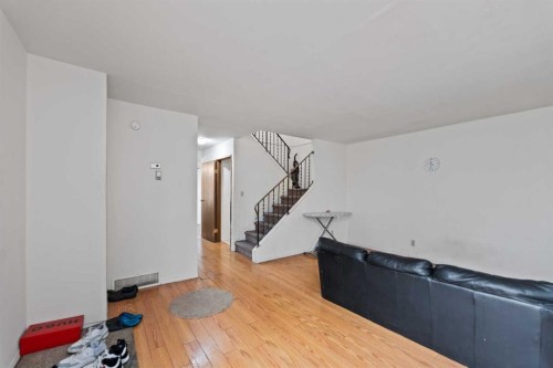 110 39 Street Se, Calgary, AB - Indoor Photo Showing Other Room