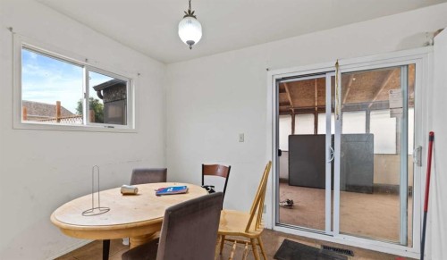 110 39 Street Se, Calgary, AB - Indoor Photo Showing Dining Room