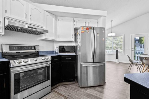 295 Coventry Road Ne, Calgary, AB - Indoor Photo Showing Kitchen