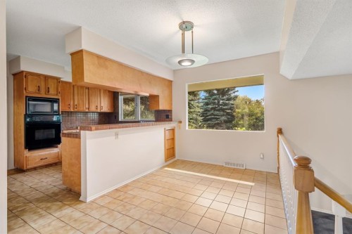 427 Willow Grove Crescent Se, Calgary, AB - Indoor Photo Showing Kitchen