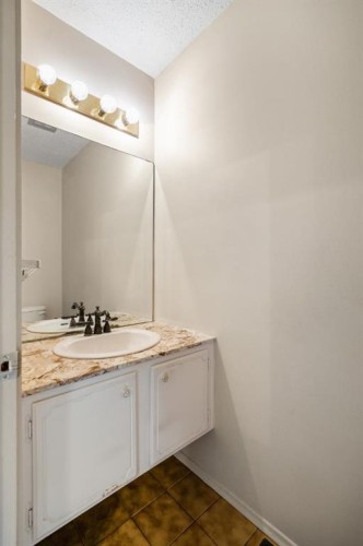 427 Willow Grove Crescent Se, Calgary, AB - Indoor Photo Showing Bathroom