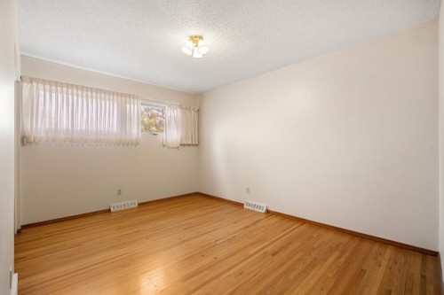 427 Willow Grove Crescent Se, Calgary, AB - Indoor Photo Showing Other Room
