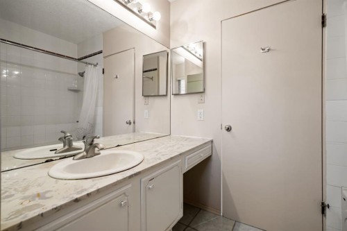 427 Willow Grove Crescent Se, Calgary, AB - Indoor Photo Showing Bathroom