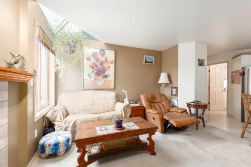 2219 Westmount Road Nw, Calgary, AB - Indoor Photo Showing Living Room
