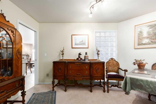 2219 Westmount Road Nw, Calgary, AB - Indoor Photo Showing Other Room