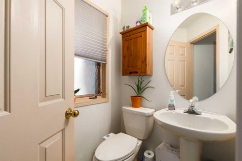 2219 Westmount Road Nw, Calgary, AB - Indoor Photo Showing Bathroom
