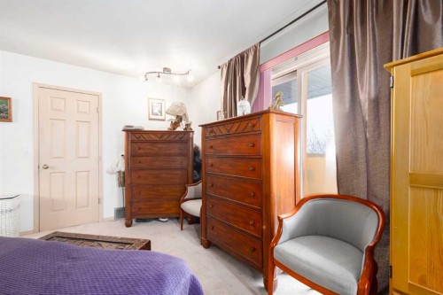 2219 Westmount Road Nw, Calgary, AB - Indoor Photo Showing Bedroom