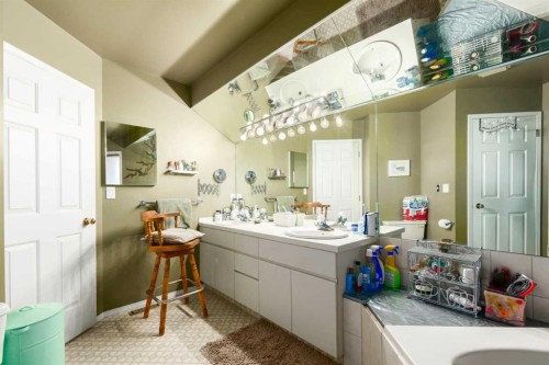 2219 Westmount Road Nw, Calgary, AB - Indoor Photo Showing Bathroom