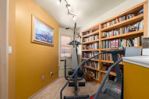 2219 Westmount Road Nw, Calgary, AB - Indoor Photo Showing Other Room