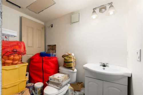 2219 Westmount Road Nw, Calgary, AB - Indoor Photo Showing Bathroom