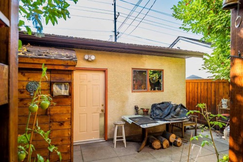 2219 Westmount Road Nw, Calgary, AB - Outdoor With Exterior