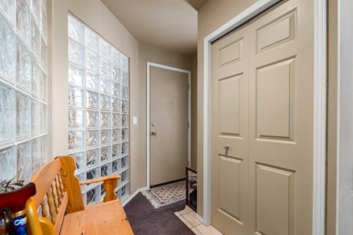 2219 Westmount Road Nw, Calgary, AB - Indoor Photo Showing Other Room