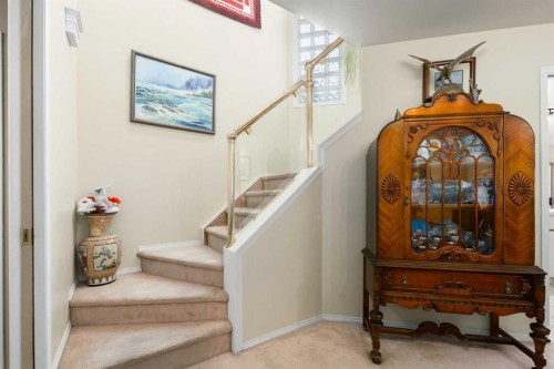 2219 Westmount Road Nw, Calgary, AB - Indoor Photo Showing Other Room