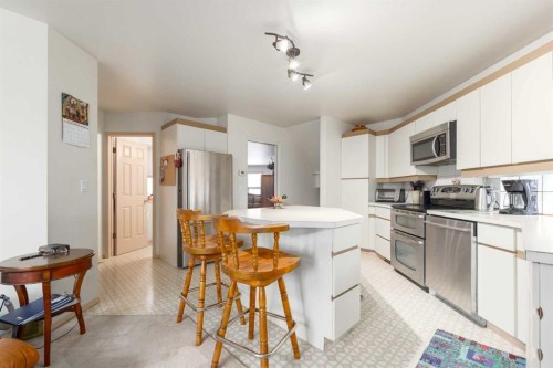 2219 Westmount Road Nw, Calgary, AB - Indoor Photo Showing Kitchen