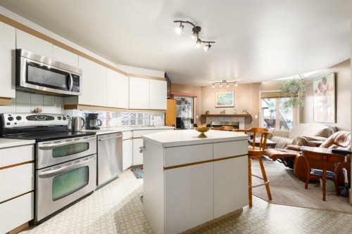 2219 Westmount Road Nw, Calgary, AB - Indoor Photo Showing Kitchen