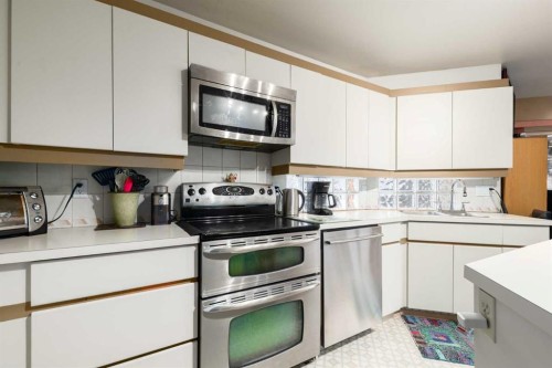 2219 Westmount Road Nw, Calgary, AB - Indoor Photo Showing Kitchen