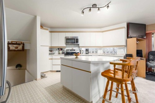 2219 Westmount Road Nw, Calgary, AB - Indoor Photo Showing Kitchen