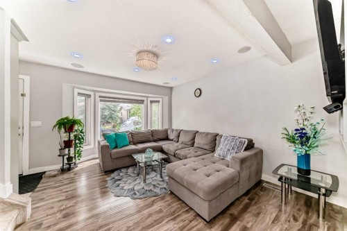 42 Taraglen Road Ne, Calgary, AB - Indoor Photo Showing Living Room