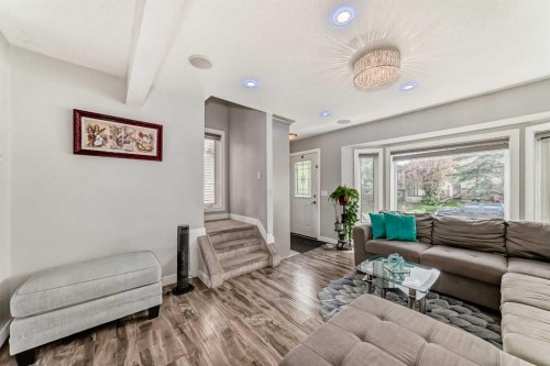 42 Taraglen Road Ne, Calgary, AB - Indoor Photo Showing Living Room