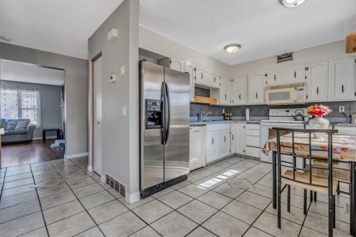 8 Pinelore Place Ne, Calgary, AB - Indoor Photo Showing Kitchen