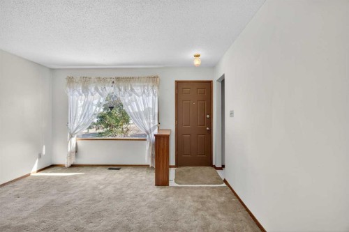 3012 30 Avenue Se, Calgary, AB - Indoor Photo Showing Other Room
