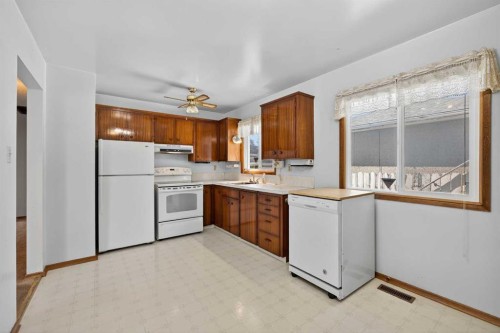 3012 30 Avenue Se, Calgary, AB - Indoor Photo Showing Kitchen