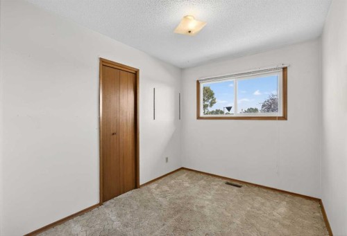 3012 30 Avenue Se, Calgary, AB - Indoor Photo Showing Other Room