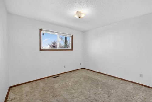 3012 30 Avenue Se, Calgary, AB - Indoor Photo Showing Other Room