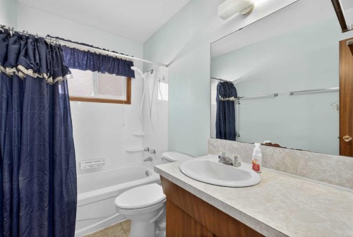 3012 30 Avenue Se, Calgary, AB - Indoor Photo Showing Bathroom