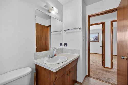 3012 30 Avenue Se, Calgary, AB - Indoor Photo Showing Bathroom