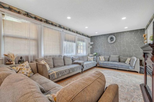 4771 Rundlehorn Drive Ne, Calgary, AB - Indoor Photo Showing Living Room