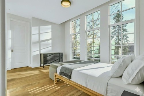 1222 8 Avenue Se, Calgary, AB - Indoor Photo Showing Bedroom