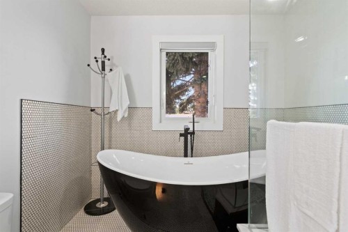 201 Wascana Crescent Se, Calgary, AB - Indoor Photo Showing Bathroom