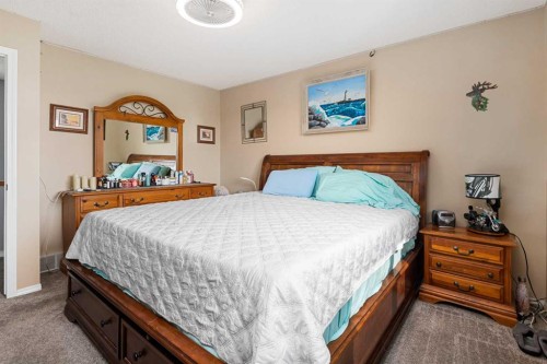 18 Big Springs Hill Se, Airdrie, AB - Indoor Photo Showing Bedroom