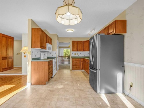 76 Wood Valley Rise Sw, Calgary, AB - Indoor Photo Showing Kitchen