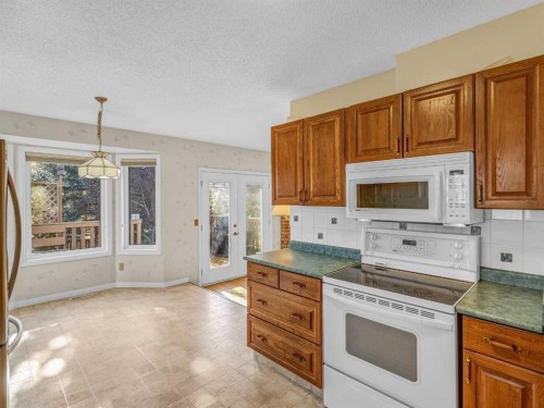 76 Wood Valley Rise Sw, Calgary, AB - Indoor Photo Showing Kitchen