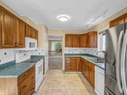 76 Wood Valley Rise Sw, Calgary, AB - Indoor Photo Showing Kitchen With Double Sink