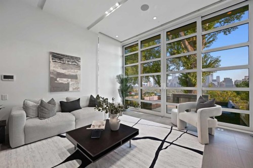 530 Crescent Road Nw, Calgary, AB - Indoor Photo Showing Living Room