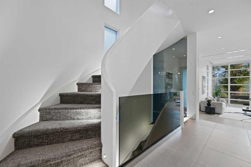 530 Crescent Road Nw, Calgary, AB - Indoor Photo Showing Other Room