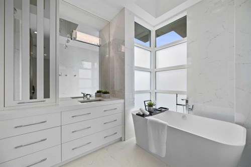 530 Crescent Road Nw, Calgary, AB - Indoor Photo Showing Bathroom