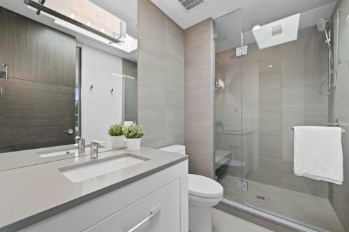 530 Crescent Road Nw, Calgary, AB - Indoor Photo Showing Bathroom
