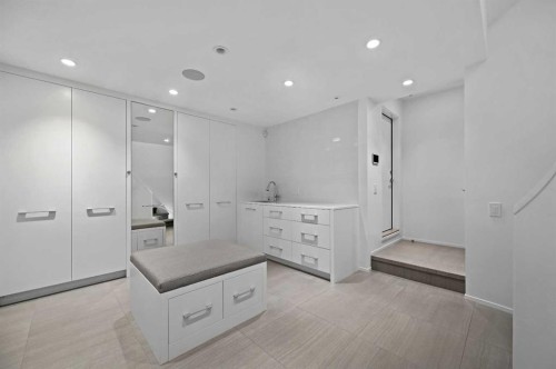 530 Crescent Road Nw, Calgary, AB - Indoor Photo Showing Other Room