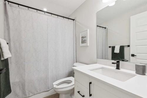 105-135 Mahogany Parade Se, Calgary, AB - Indoor Photo Showing Bathroom