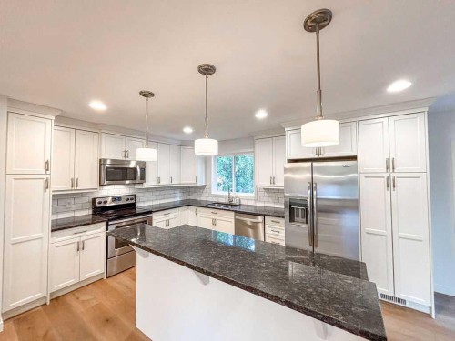 12 Oakbury Place Sw, Calgary, AB - Indoor Photo Showing Kitchen With Double Sink With Upgraded Kitchen