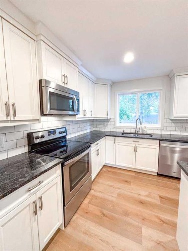 12 Oakbury Place Sw, Calgary, AB - Indoor Photo Showing Kitchen