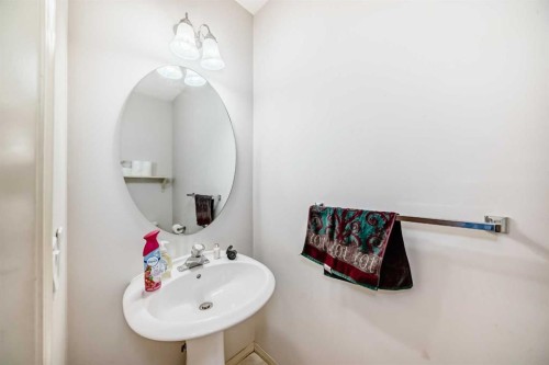28-200 Hidden Hills Terrace Nw, Calgary, AB - Indoor Photo Showing Bathroom