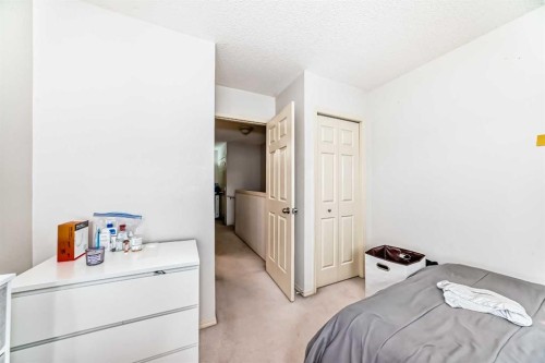 28-200 Hidden Hills Terrace Nw, Calgary, AB - Indoor Photo Showing Bedroom