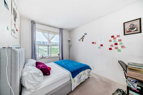 28-200 Hidden Hills Terrace Nw, Calgary, AB - Indoor Photo Showing Bedroom