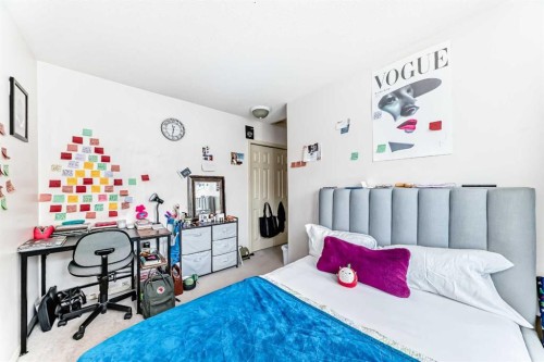 28-200 Hidden Hills Terrace Nw, Calgary, AB - Indoor Photo Showing Bedroom