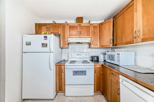 28-200 Hidden Hills Terrace Nw, Calgary, AB - Indoor Photo Showing Kitchen